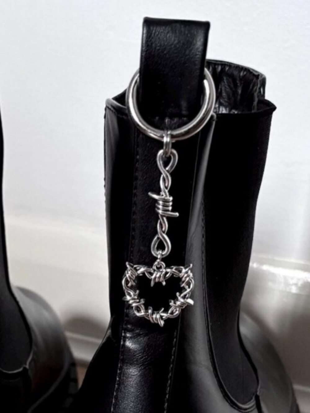 2 Gothic Barbwire Keychains - Picture 4 of 12